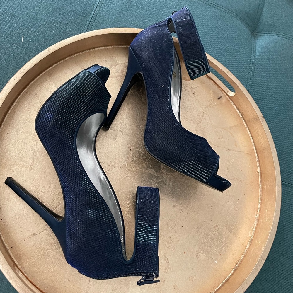 Nina 9m Dark Blue picks up greens,purple off off clothing 41/2” heel worn once